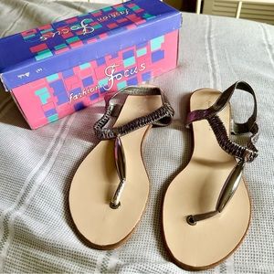 Like NEW Fashion Focus Regina Flats Thong Silver/Gray Sandals Women